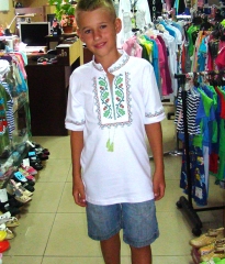 Вышиванка для мальчика белая с зеленой, синей и красной вышивками