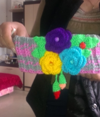 Вязаная повязка на голову для девочки с цветами