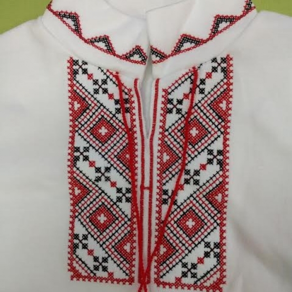 Вышиванка белая с красной и синей вышивкой для мальчика с коротким рукавом