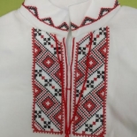 Вышиванка белая с красной и синей вышивкой для мальчика с коротким рукавом